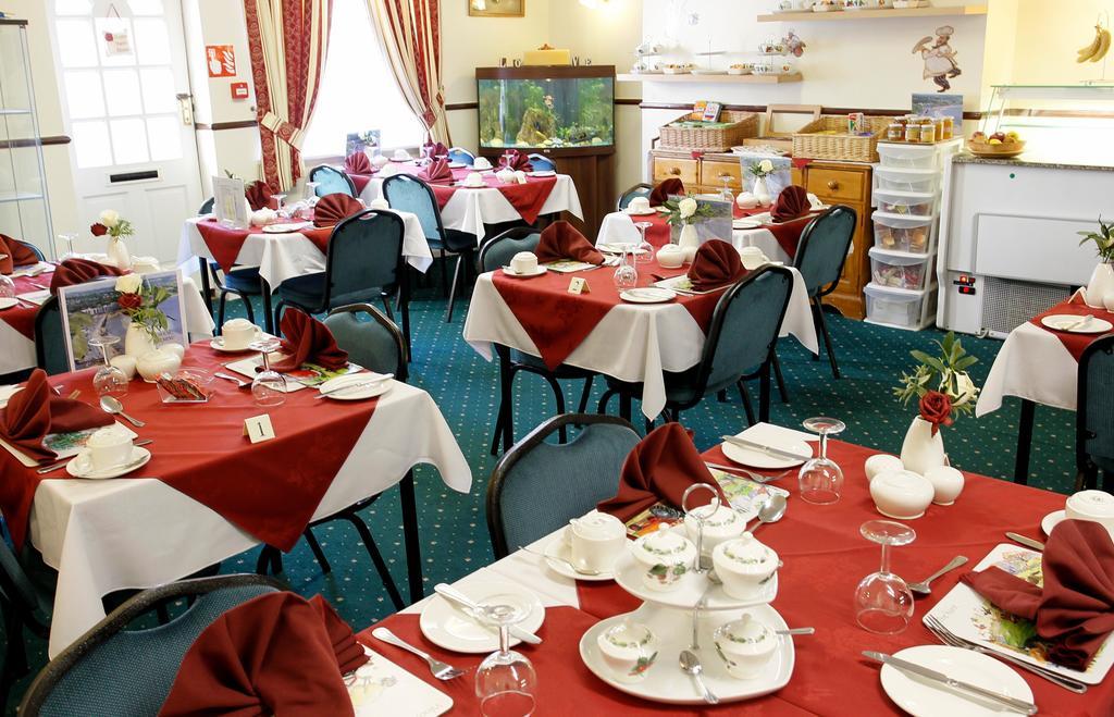 The Stuart House Hotel Скарбъро Стая снимка