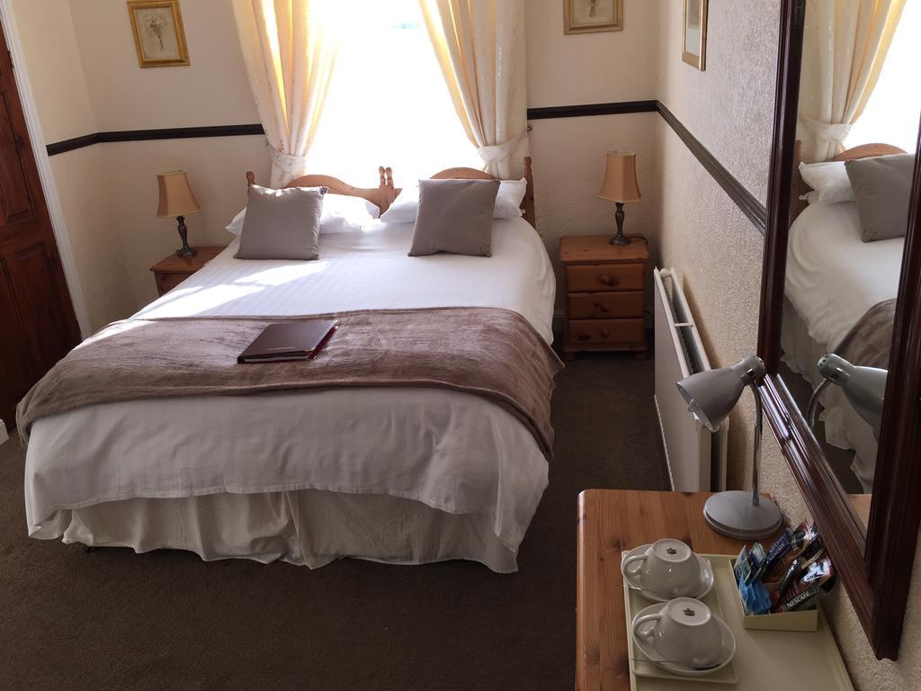 The Stuart House Hotel Скарбъро Стая снимка